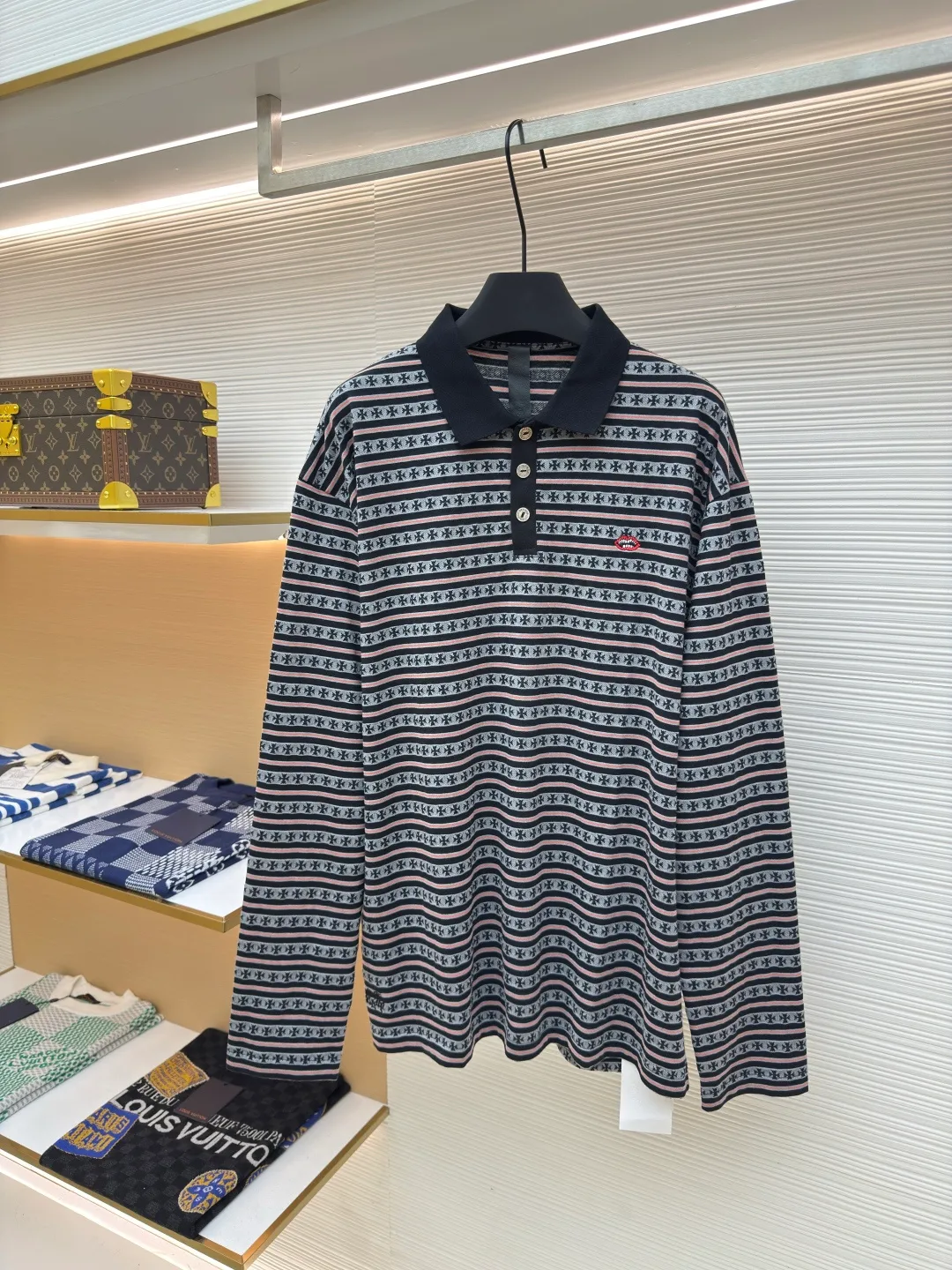 Chrome Hearts cross-striped POLO long sleeves ●Authentic product: Purchased and developed for 7900 ●Item number: 1680151-A55 ●Fabric: pure cotton fabric ●Technology: embroidery production ●Type: loose version ●Weight: about 305 grams ●Size: S-M-L ●Description: The yarn-dyed fabric has a minimum order of 1,000 meters. The cost is expensive. The embroidery uses imported Tajima embroidery machines, and the collar leather tag uses imported lambskin. The hardware is made of real antique silver which is extremely expensive. The overall wiring is straight and delicate, the fabric is comfortable and soft, and the color is consistent without color difference. It can be matched with the same style to create a fashionable look and control various occasions. Customized accessories, complete with three standards, same style for men and women!